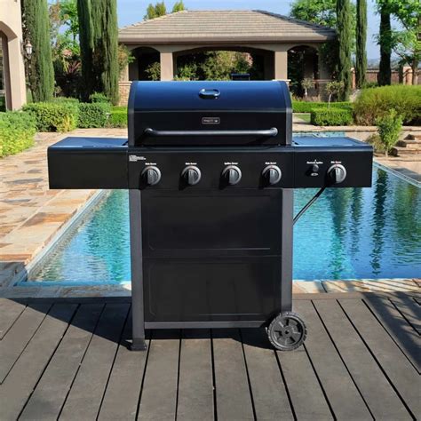 Foto de parrilla de gas Kenmore negra mate con 4 quemadores y quemador lateral en un patio