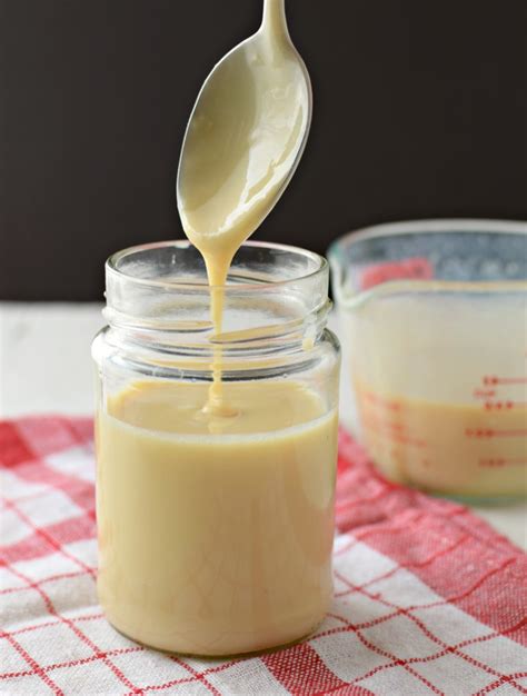Ingredientes básicos para leche condensada casera: leche y azúcar