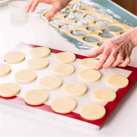 Masa de alfajores estirada y cortada en discos de 5 cm