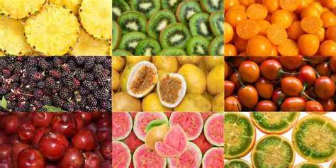 Ilustración de diferentes frutas ácidas y tropicales junto a un vaso de leche, mostrando una señal de advertencia.