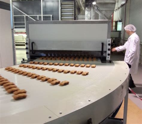 Infografía mostrando el proceso de enfriamiento de galletas recién horneadas antes de guardarlas.