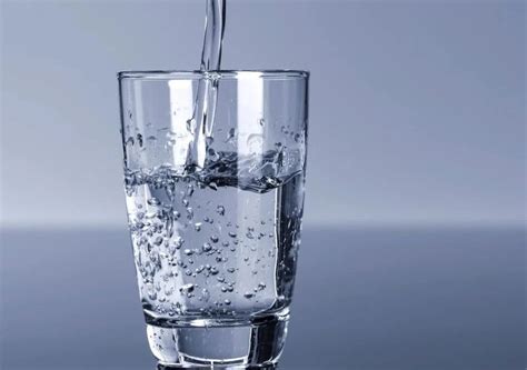 esparragos en un vaso con agua en la nevera