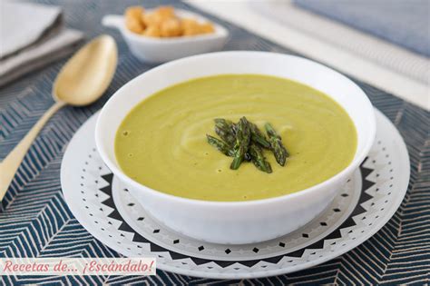 sopa de crema de espárragos hecha con cáscaras