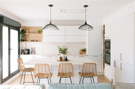Diseño de cocina abierta integrada al salón con isla central