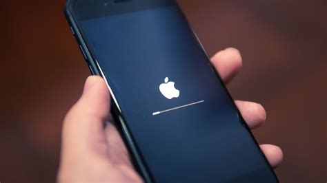 iPhone atascado en el logo de Apple, con la manzana iluminada en una pantalla oscura