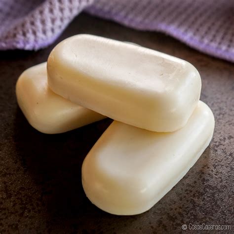 Imagen de varias barras de crema sólida de diferentes formas y colores, listas para usar.