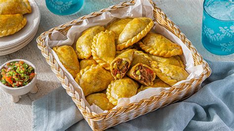 Plato de relleno de empanadas salteñas listo para usar