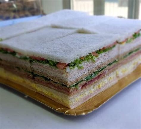 Variedad de sándwiches de miga vegetarianos y veganos