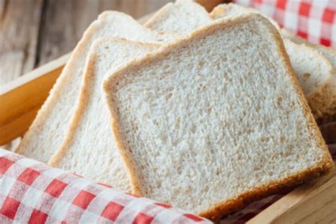 Pan de miga casero recién horneado y listo para cortar