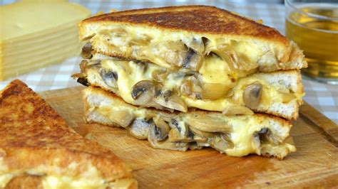 Foto de sándwich de champiñones y queso fundido
