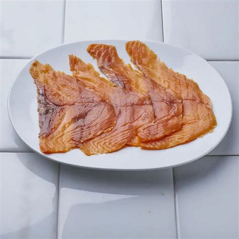 Comparación visual de salmón ahumado cortado a mano y salmón ahumado cortado a máquina
