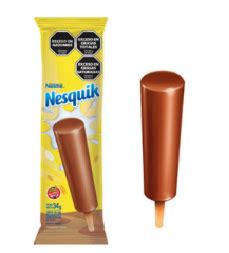 Helado de chocolate Nesquik cremoso servido en un cono de galleta