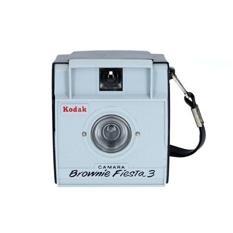 Fotografía clásica de una cámara Kodak Brownie Fiesta mostrando su diseño compacto y cuerpo de plástico.