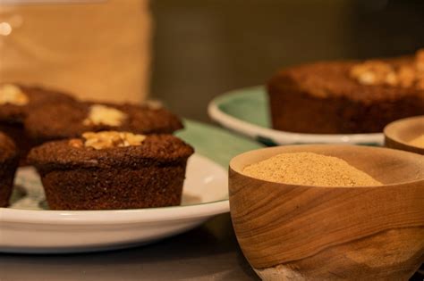 Variedad de postres y productos de panadería elaborados con harina de algarroba