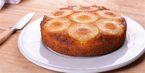 Torta de piña chilena, casera, con rodajas de piña y marrasquinos