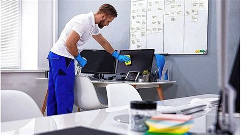 Foto o ilustración del proceso de limpieza de machas y separación de lenguas