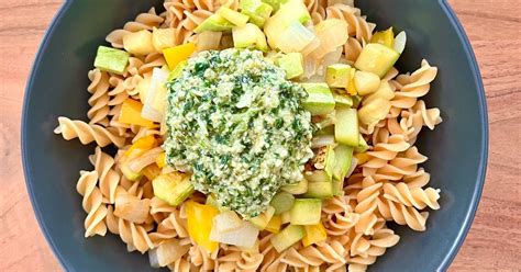 Plato de pasta de legumbres con verduras y pesto de aguacate