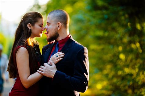 Pareja besándose apasionadamente en un momento íntimo