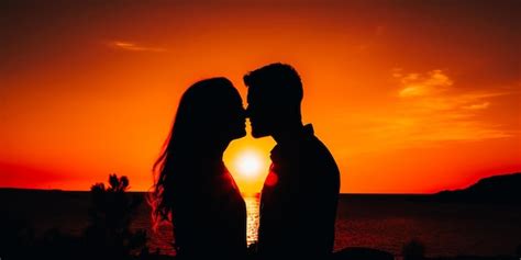 Pareja besándose al atardecer, transmitiendo emociones positivas