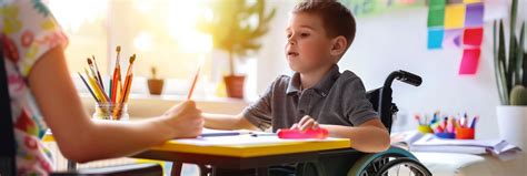 Niño en silla de ruedas participando en una actividad de pintura.