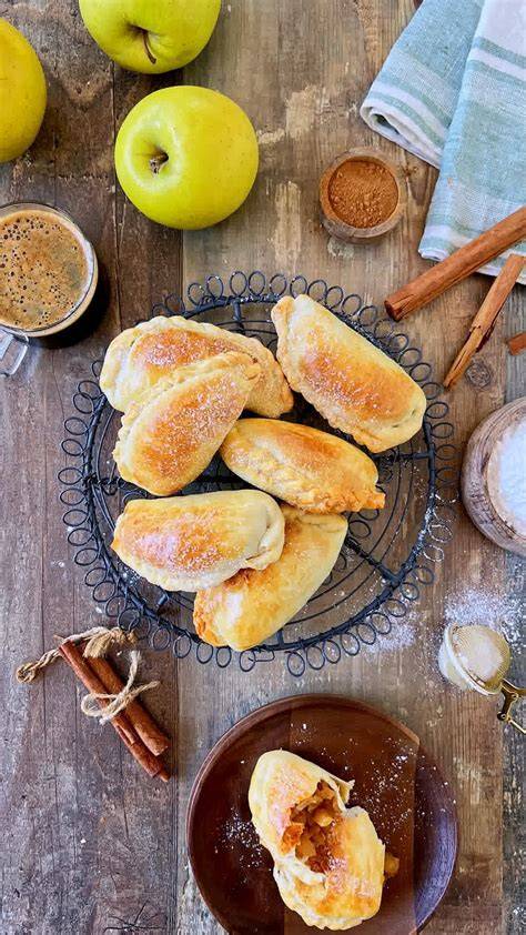 Empanadas de manzana recién horneadas con azúcar glas y canela