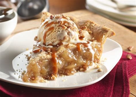 Empanadas de manzana servidas con helado de vainilla y salsa