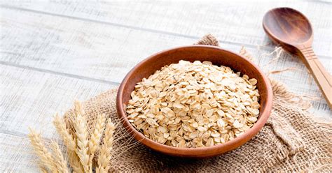 Esquema visual sobre cómo combinar la avena: base de avena + fuente de proteína + fruta fresca + grasas saludables.