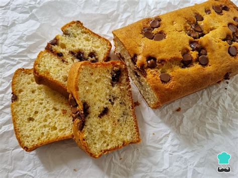 Foto detallada de un bizcocho casero con pepitas de chocolate, mostrando la miga esponjosa y las chispas distribuidas uniformemente.