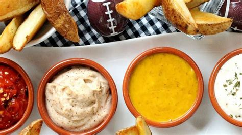 Variedad de salsas para acompañar papas fritas