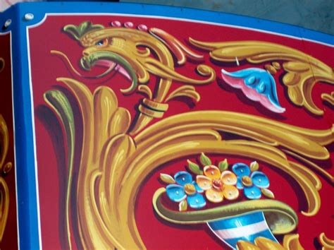 Detalle de fileteado con motivos florales y letras ornamentadas