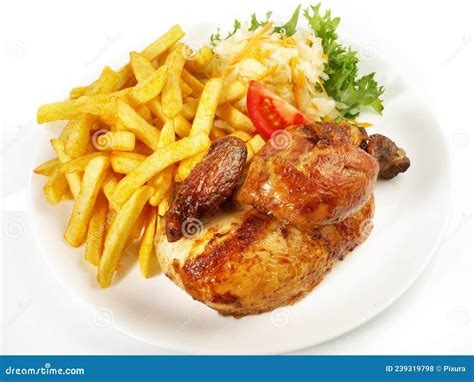 Plato de trutros de pollo asados con patatas fritas y salsa oscura.