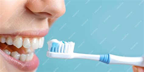 Imagen de una persona cepillándose los dientes y usando hilo dental