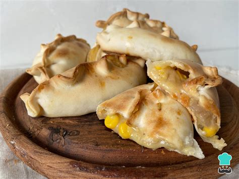 Empanadas de choclo napolitanas recién horneadas con queso derretido