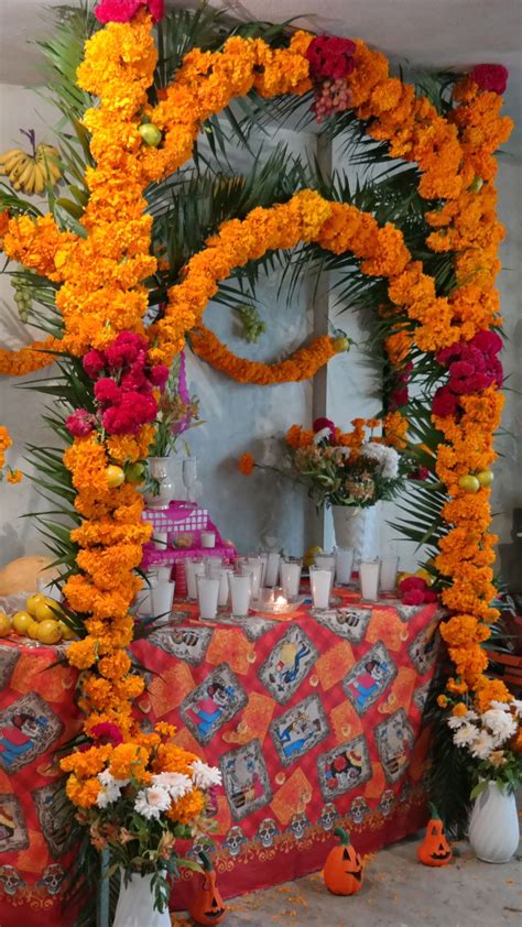 Ofrenda de Día de Muertos con flores de cempasúchil