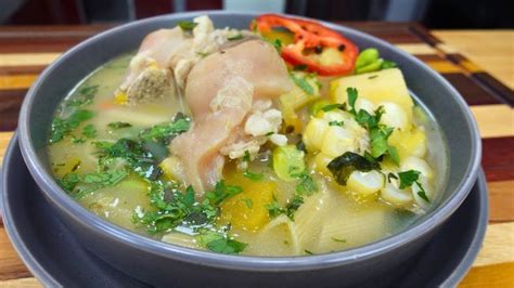 Fotografía apetitosa de un plato de caldo de pata de res colombiano.