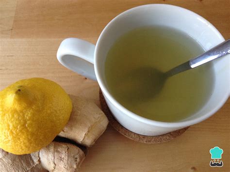 infusión de jengibre y limón en una taza