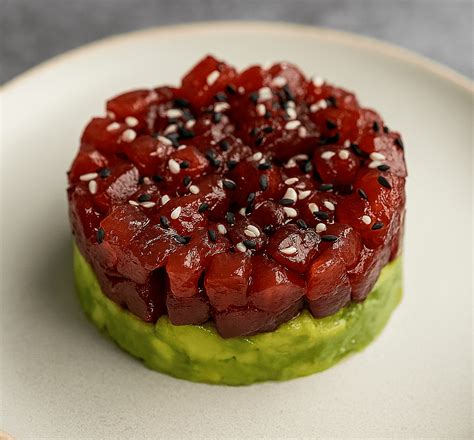 fotografía de un tartar de atún rojo bien emplatado con aguacate y semillas de sésamo