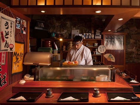 Persona sorbiendo ramen con entusiasmo en un restaurante japonés