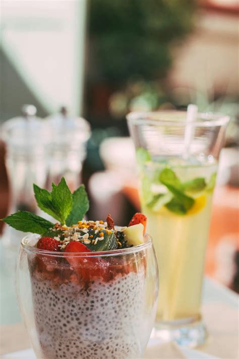 foto de pudín de chía con capas de fruta fresca en un vaso