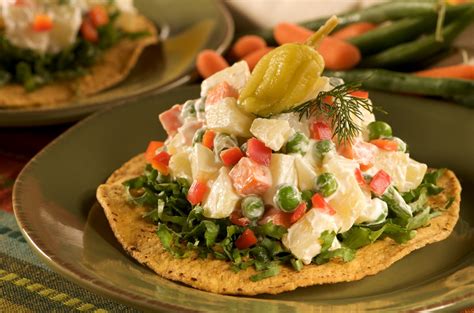 Tostada de pollo con ensalada rusa, vista aérea