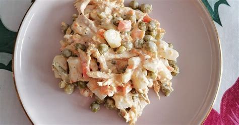 Ensalada rusa con pollo y vegetales variados como beterragas, servida con arroz