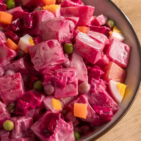 Utensilios de cocina y vegetales para ensalada rusa