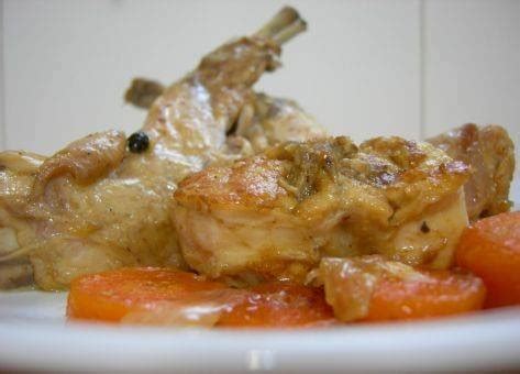 Esquema de la técnica de escabechado con ingredientes principales: aceite, vinagre, especias y el alimento (pollo)