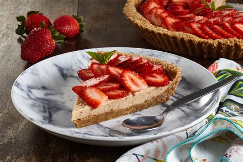 Foto de una porción de pay de fresa con relleno de mermelada casera