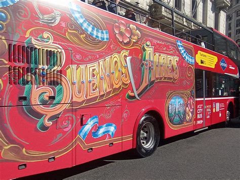 Imagen histórica de carros fileteados en Buenos Aires