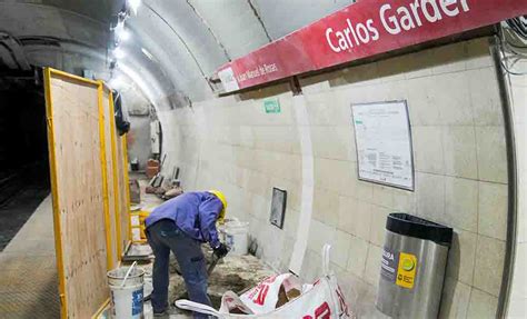 Foto de la estación de subterráneo Carlos Gardel con fileteado