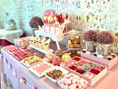 Mesa con regalos de dulces caseros y envoltorios creativos