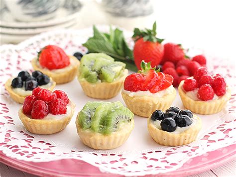 fotografía de tartaletas de espelta con crema pastelera y frutas frescas