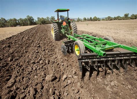 Rastra de discos trabajando en un campo
