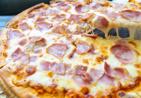 Pizza con jamón pierna y queso mozzarella